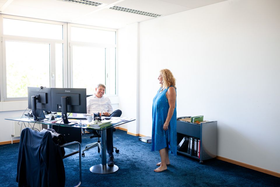 Karriere bei Plup Anwaltskanzlei - barfuß im Sommerkleid 